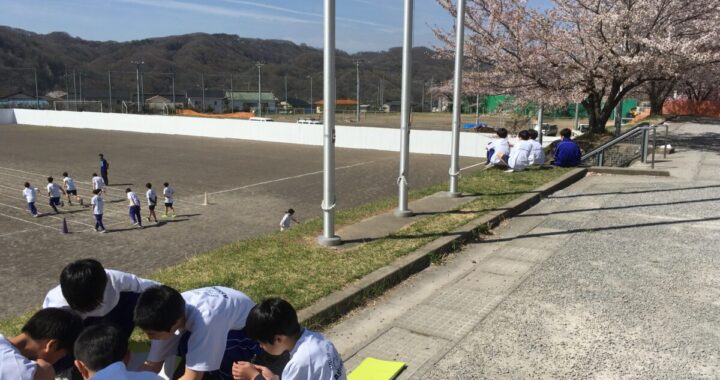 活気あふれる校庭周辺